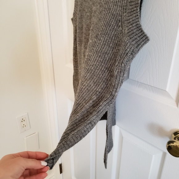 3 for $40 
H&M Sleeveless knit sweater size M - Picture 2 of 3